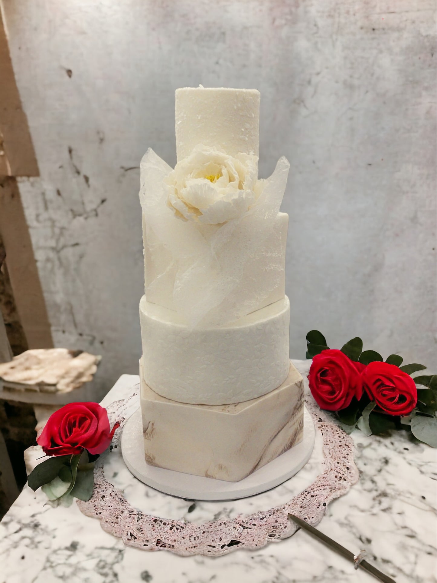 Wedding Cake Personnalisé – L’élégance sur-mesure pour le plus beau jour de votre vie