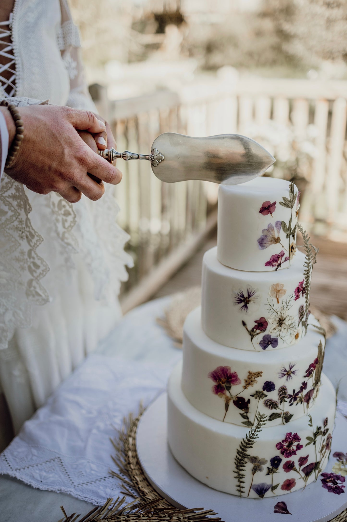 Wedding Cake Personnalisé – L’élégance sur-mesure pour le plus beau jour de votre vie