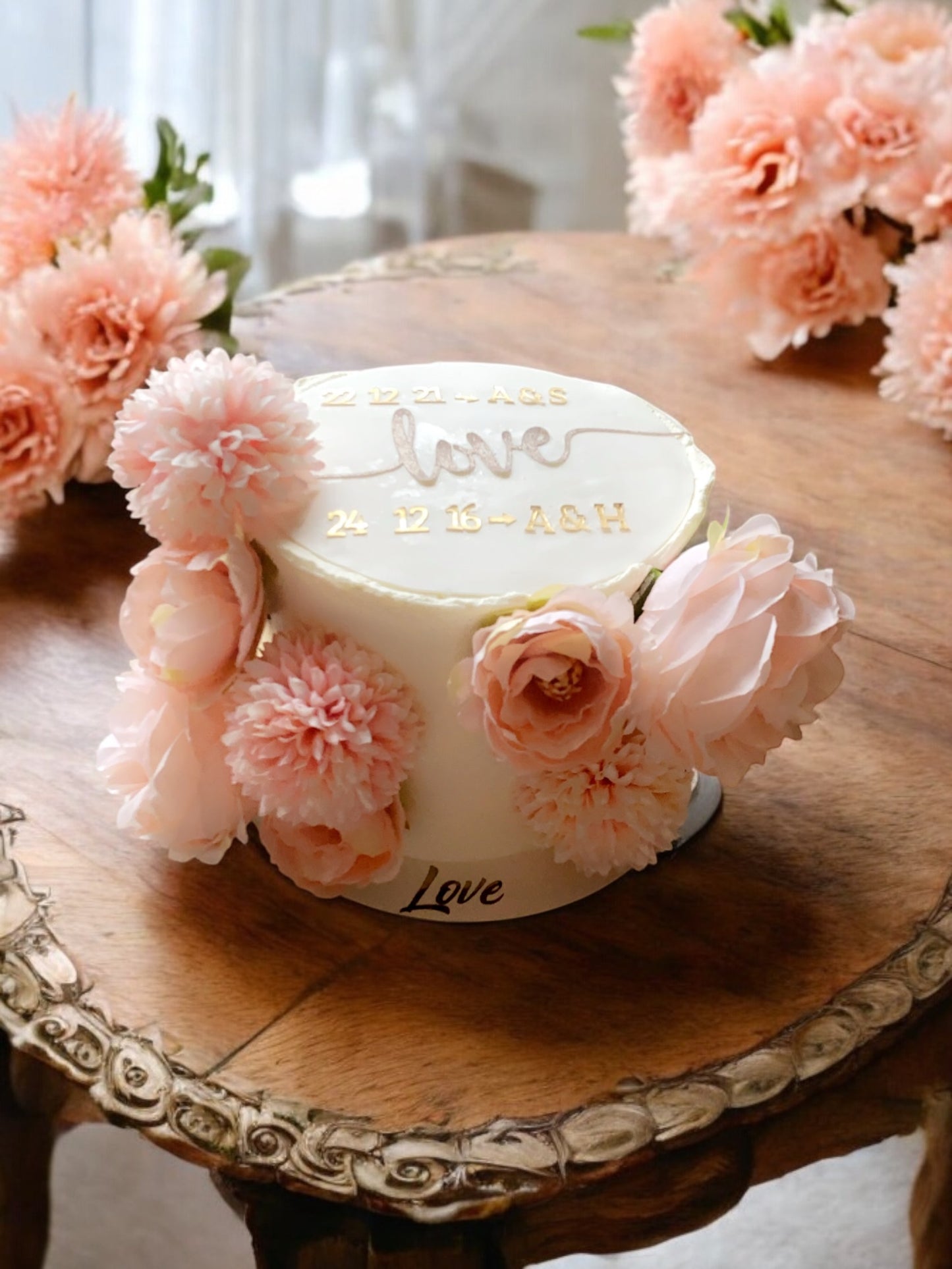 Wedding Cake Personnalisé – L’élégance sur-mesure pour le plus beau jour de votre vie